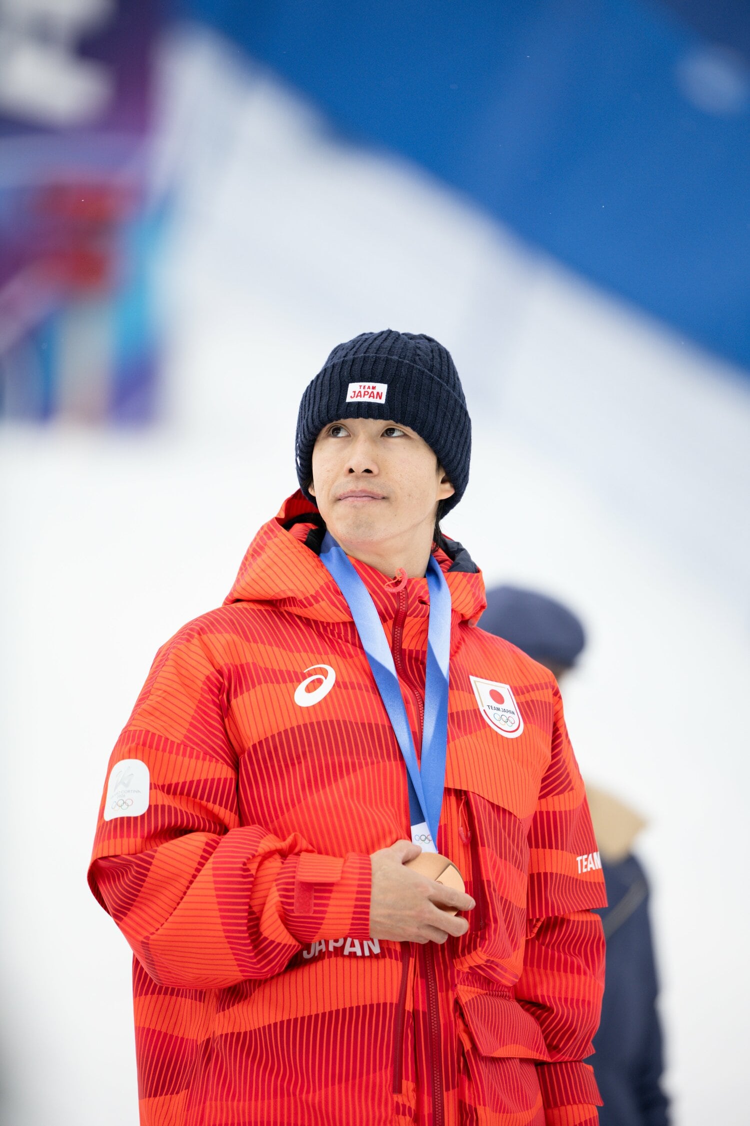 そっとメダルを愛おしむように握った堀島　©Nanae Suzuki/JMPA