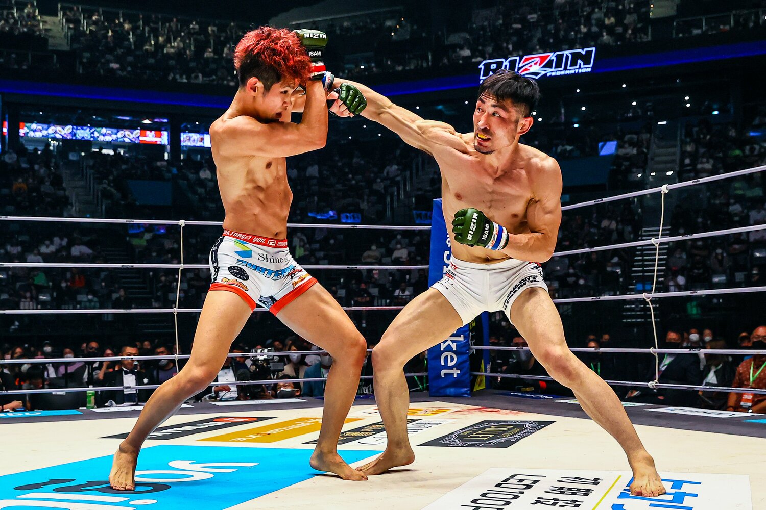 お互いに40代とは思えないグッドシェイプな体でリングに上がり、これぞMMAというスピーディーな攻防を披露。試合後には沖縄のファンから両者に大きな拍手が送られた ©RIZIN FF Susumu Nagao