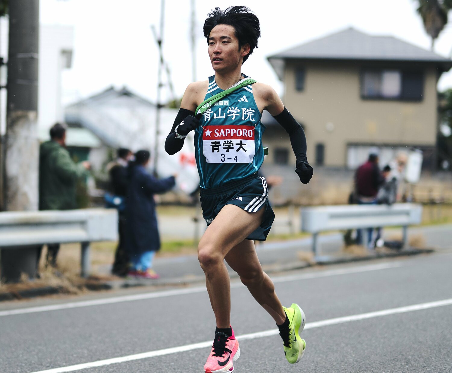 青学大4区を走った佐藤一世（4年）。区間賞の走りで、1分27秒差までリードを広げた　©Yuki Suenaga