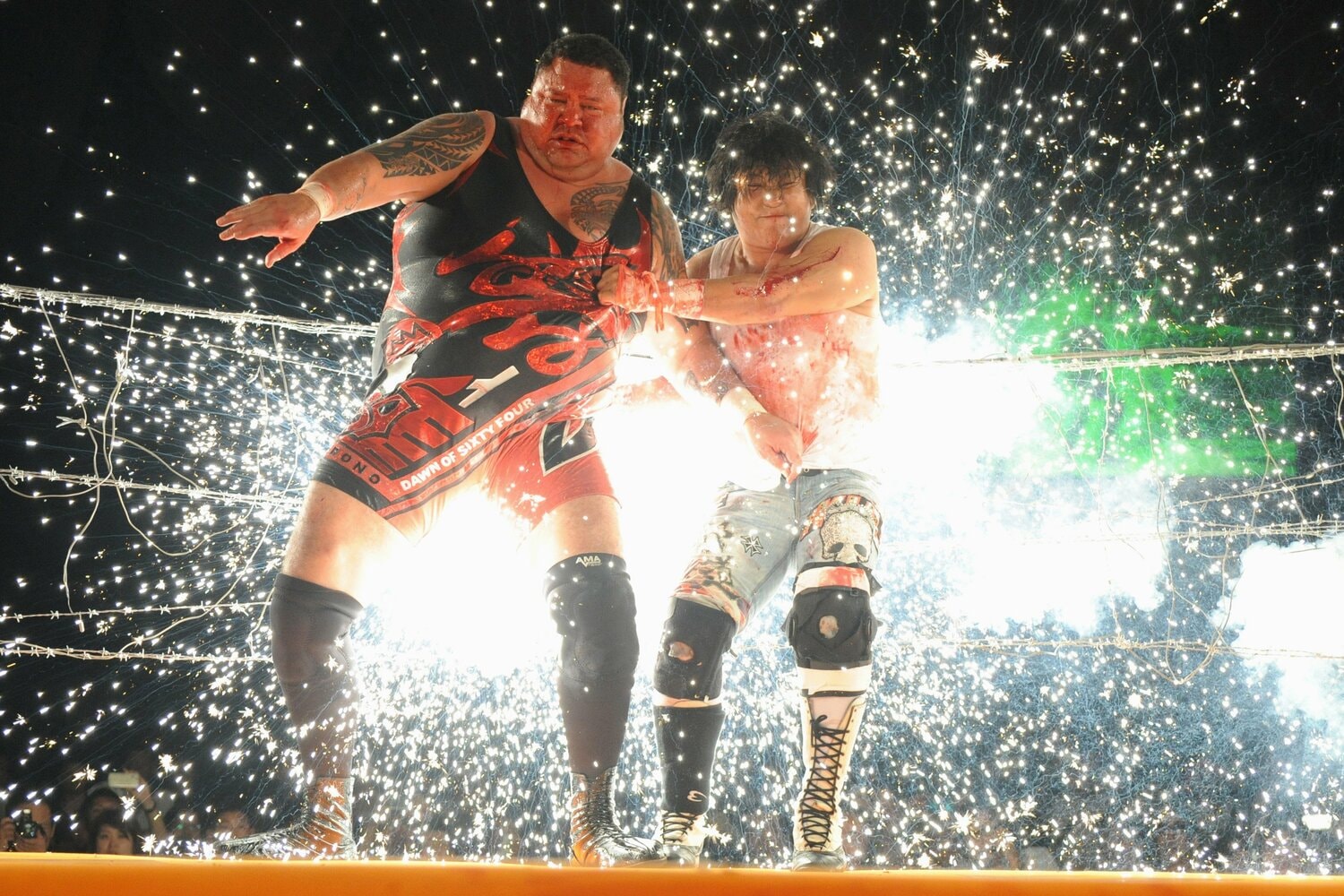 大仁田厚とともに電流爆破の有刺鉄線に突っ込んだ曙　©Essei Hara