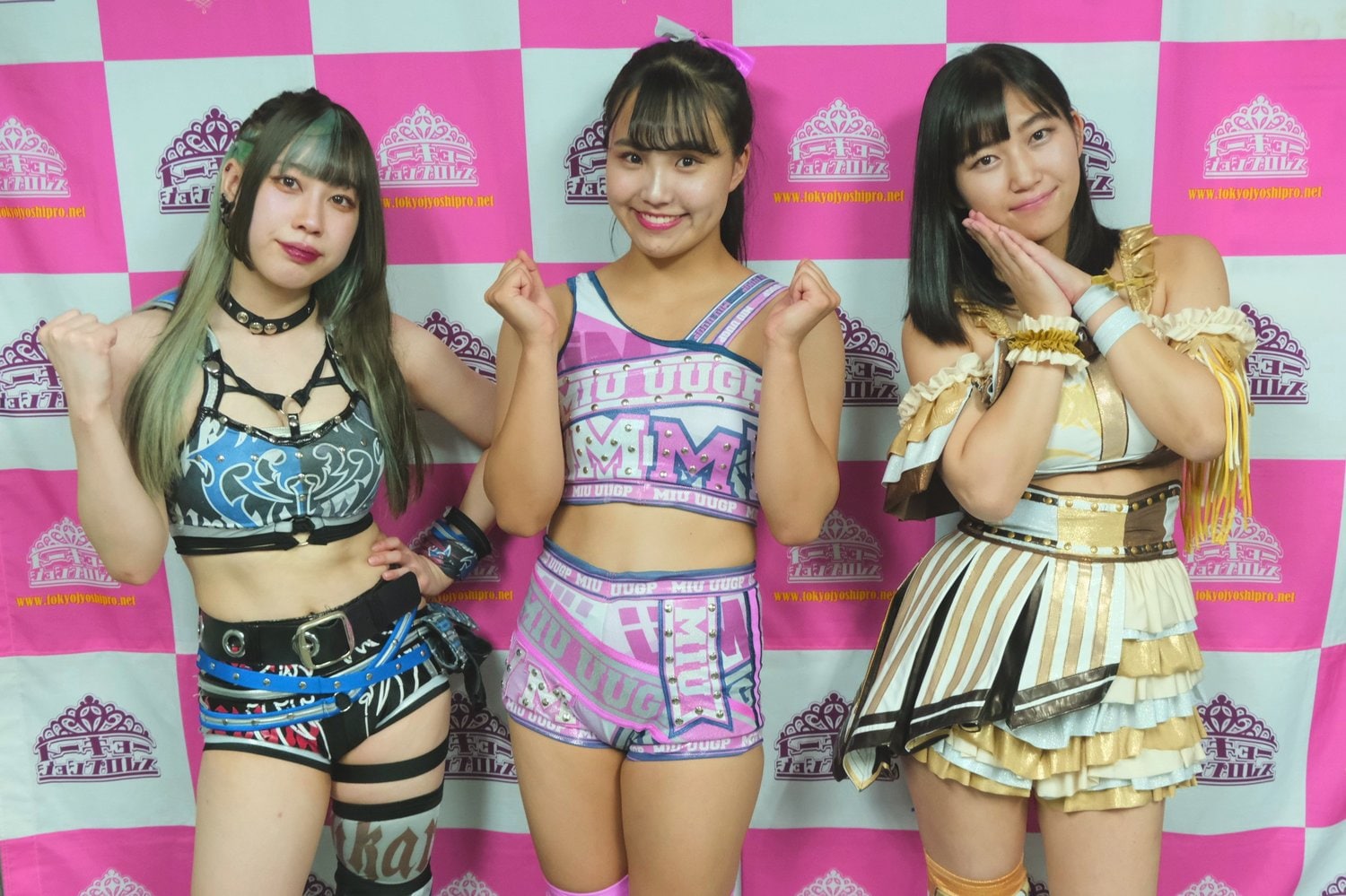 アップアップガールズ（プロレス）（東京女子プロレス）　左から乃蒼ヒカリ、渡辺未詩、らく