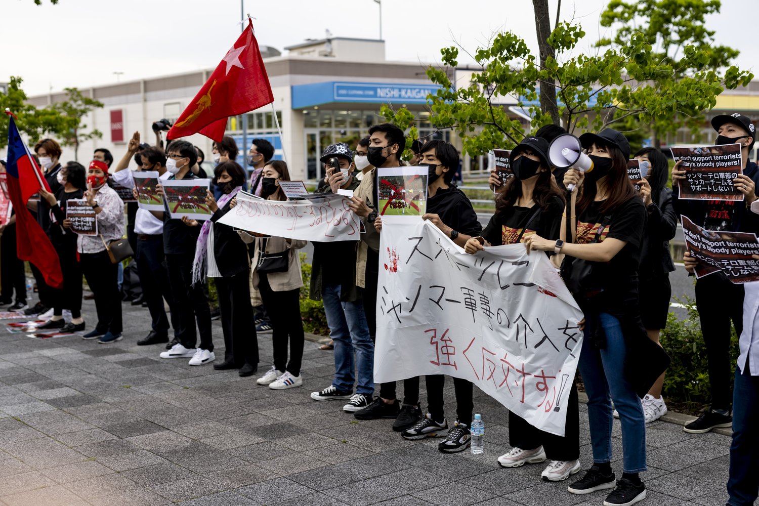 あなたを殺させるわけにはいかない ミャンマー代表gk 難民認定 までの壮絶な経緯と支援者 J3クラブの厚い友情とは Jリーグ Number Web ナンバー