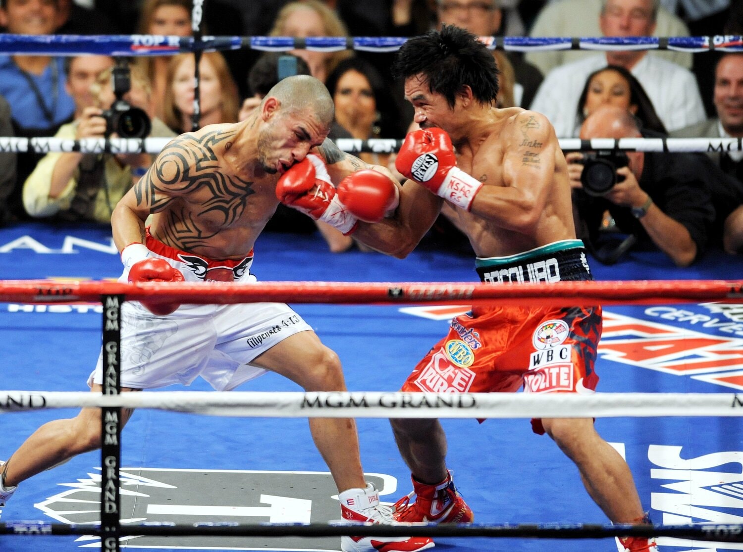 ライトフライ級からスーパーウェルター級まで、約20kgもの増量に成功したマニー・パッキャオ（右）。写真は2009年11月のミゲール・コット戦　©Naoki Fukuda