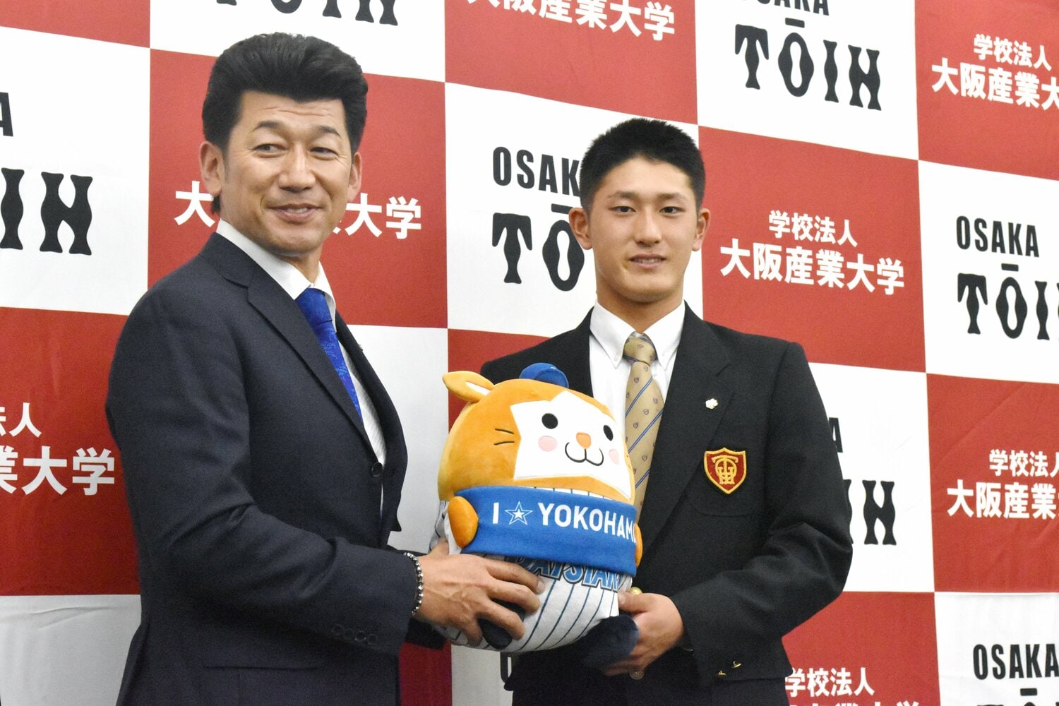 DeNA1位指名の松尾汐恩捕手（大阪桐蔭高・178cm78kg・右投右打）と三浦大輔監督　©JIJI PRESS