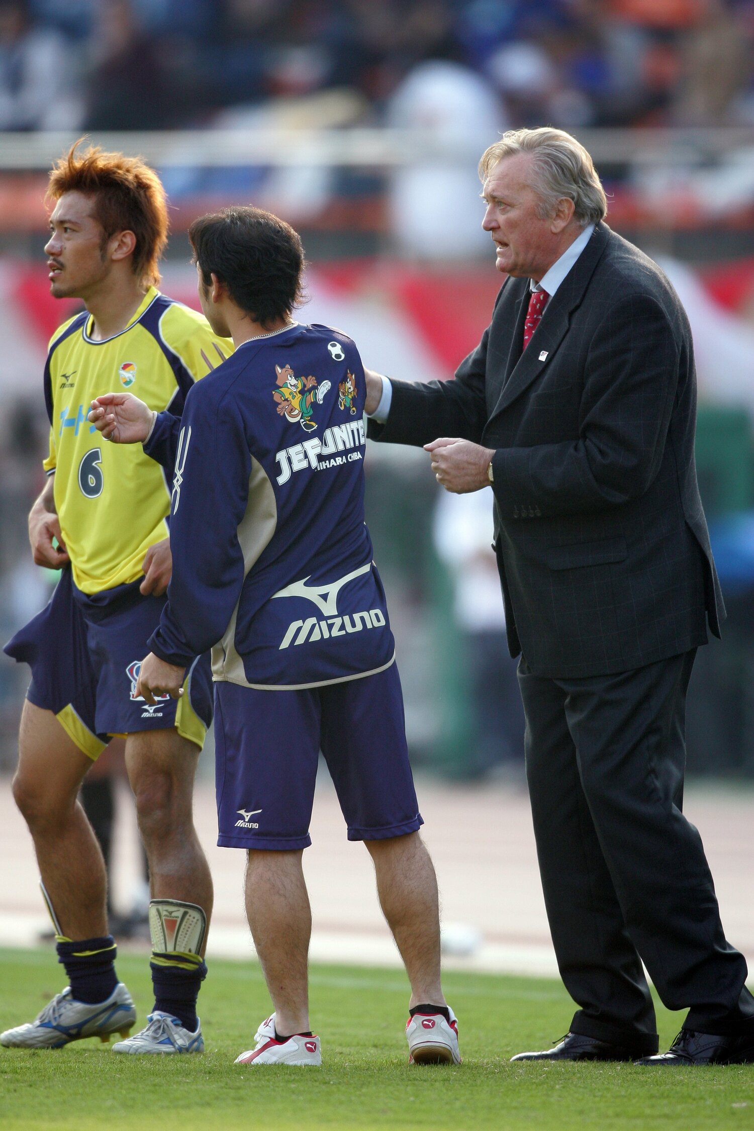 ジェフ監督時代のオシムさんと阿部勇樹（2005年ナビスコカップ決勝）　©Tamon Matsuzono