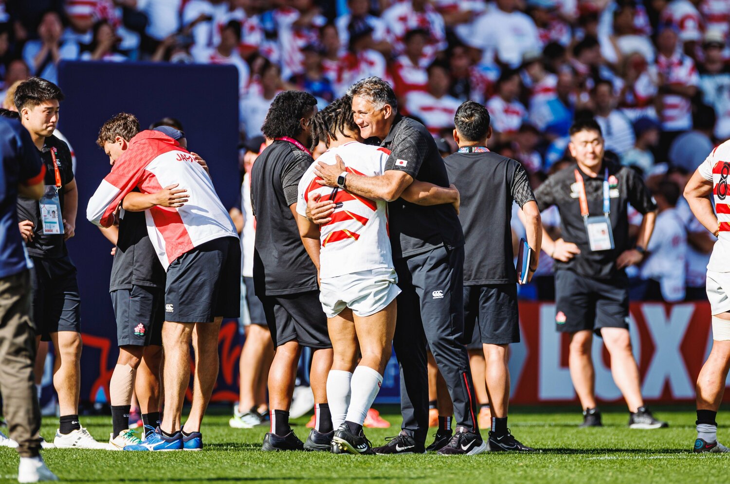 2023年W杯アルゼンチン戦後、堀江翔太をハグするジェイミー・ジョセフHC。日本を牽引してきたフッカーを労った　©︎Kiichi Matsumoto