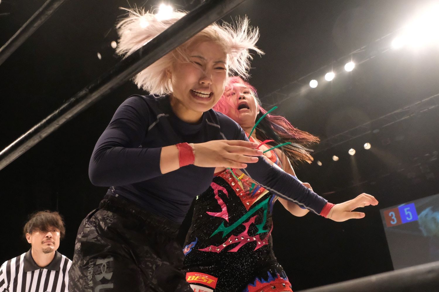 福田も反撃を試みるが弾き飛ばされる