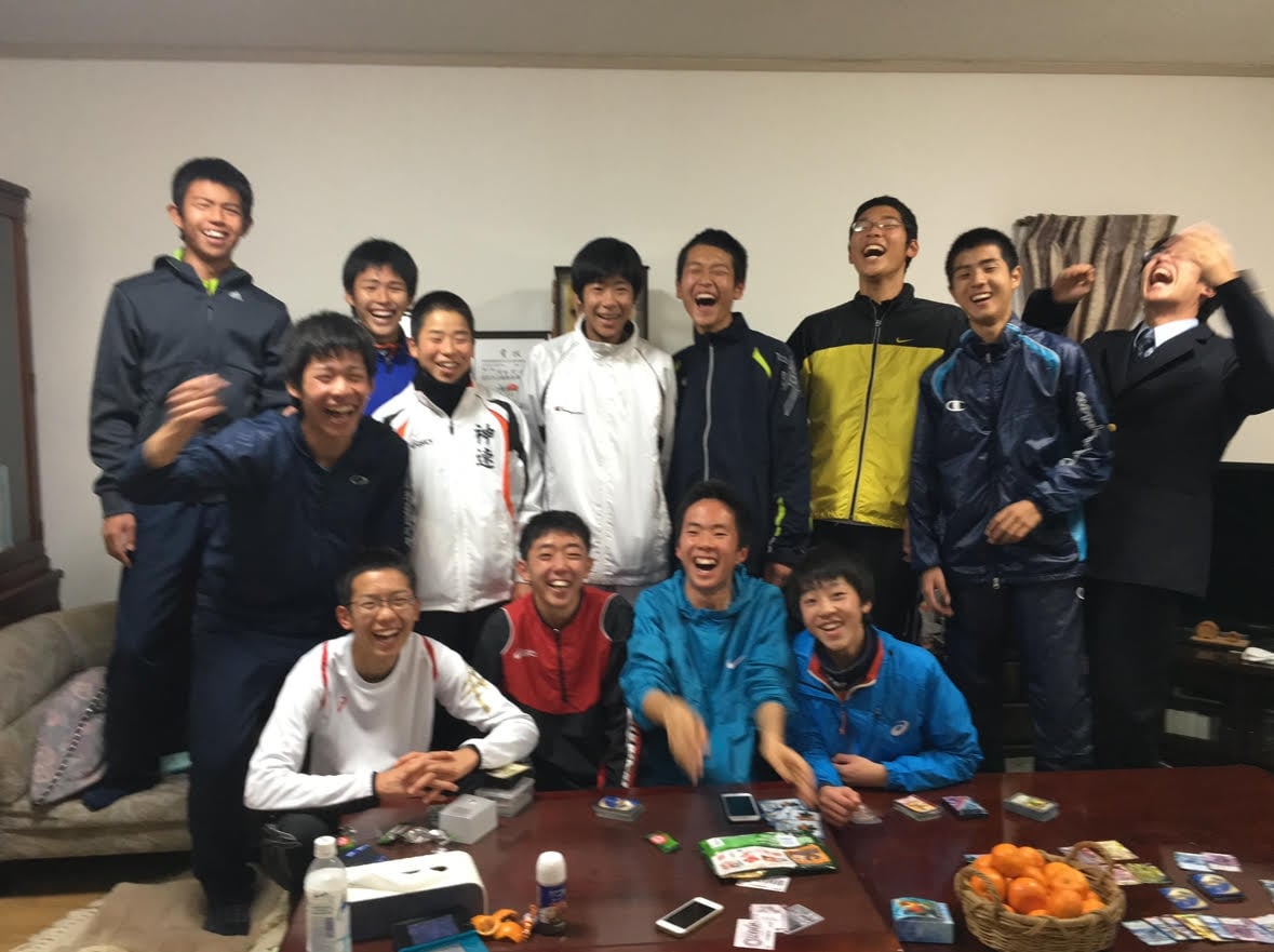 増田が下宿していたという「おばちゃんの家」に集まった部員たち／増田さん提供