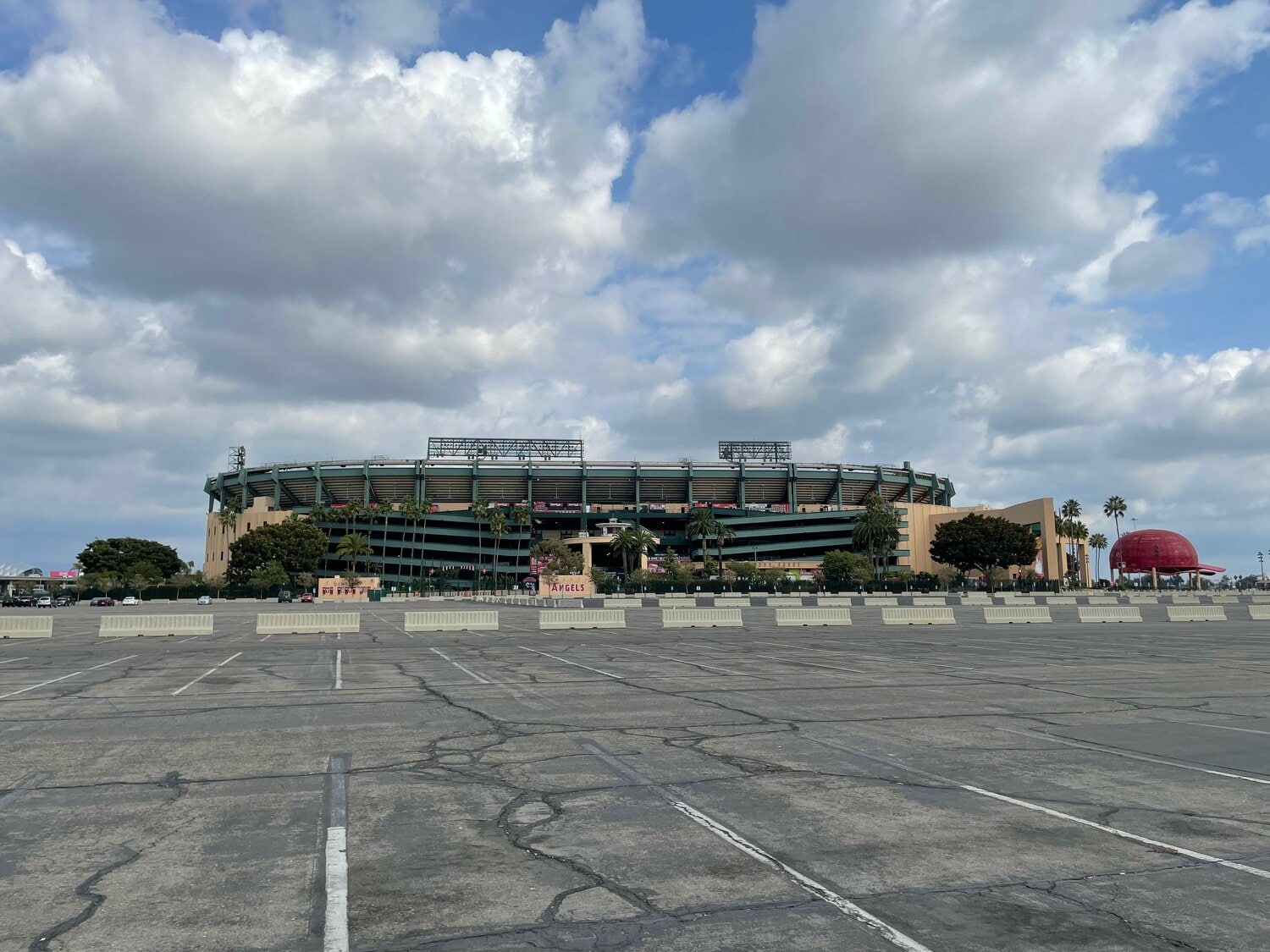 ポストシーズンでドジャースが盛り上がるなか、人がほとんどいないエンゼルスタジアム