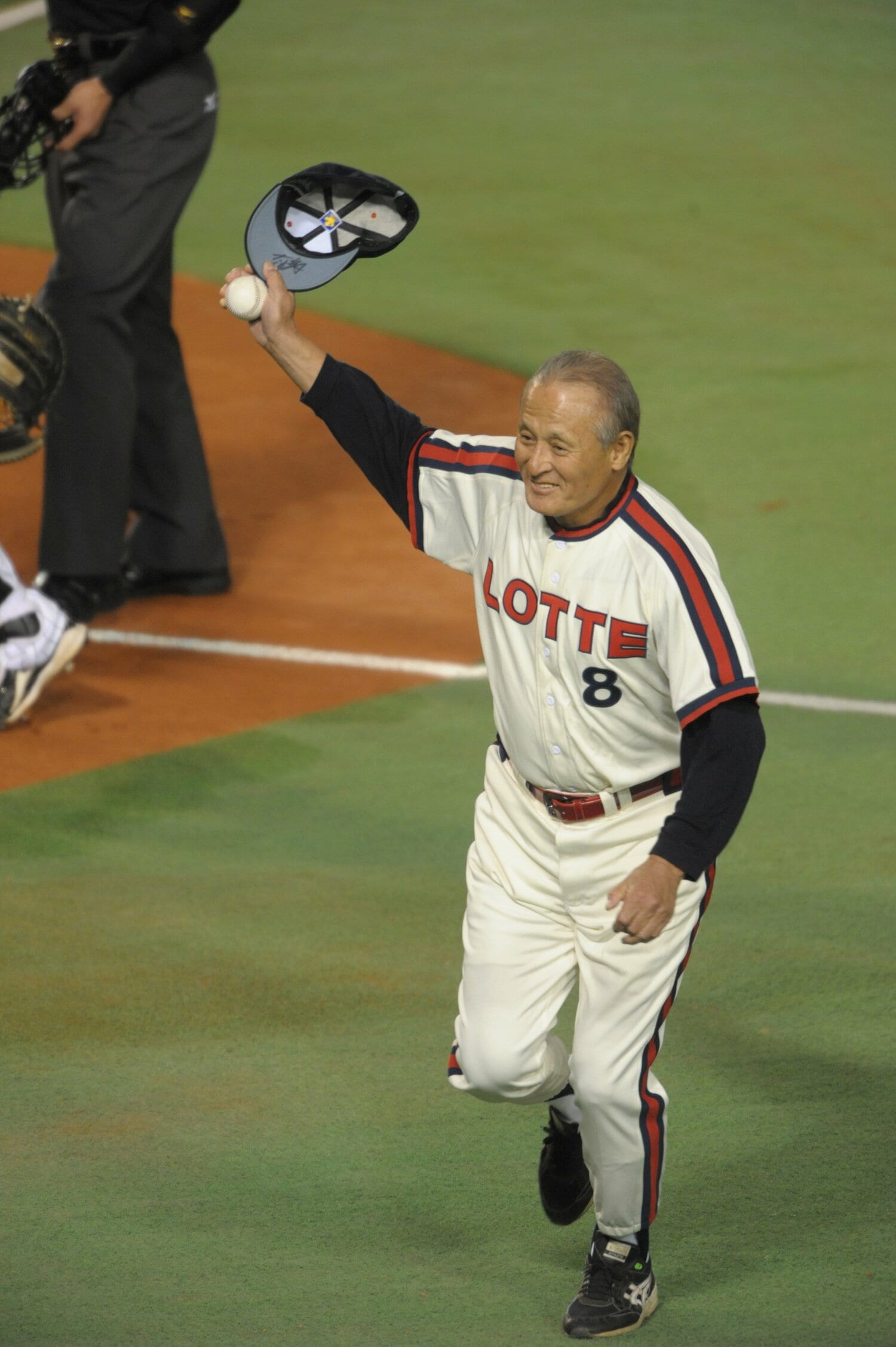有藤道世氏(写真は2010年日本シリーズの始球式) ©Naoya Sanuki