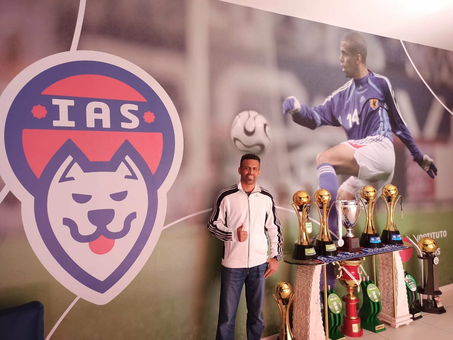 三都主のクラブ「アルコ」のエンブレムは忠犬を模している