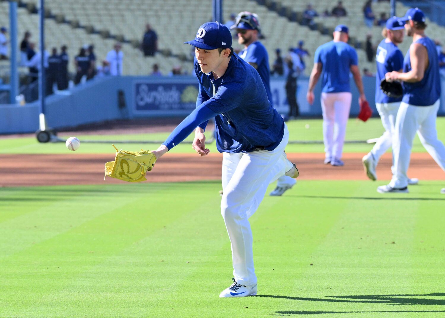 投内連係の練習を行う佐々木朗希　©JIJI PRESS