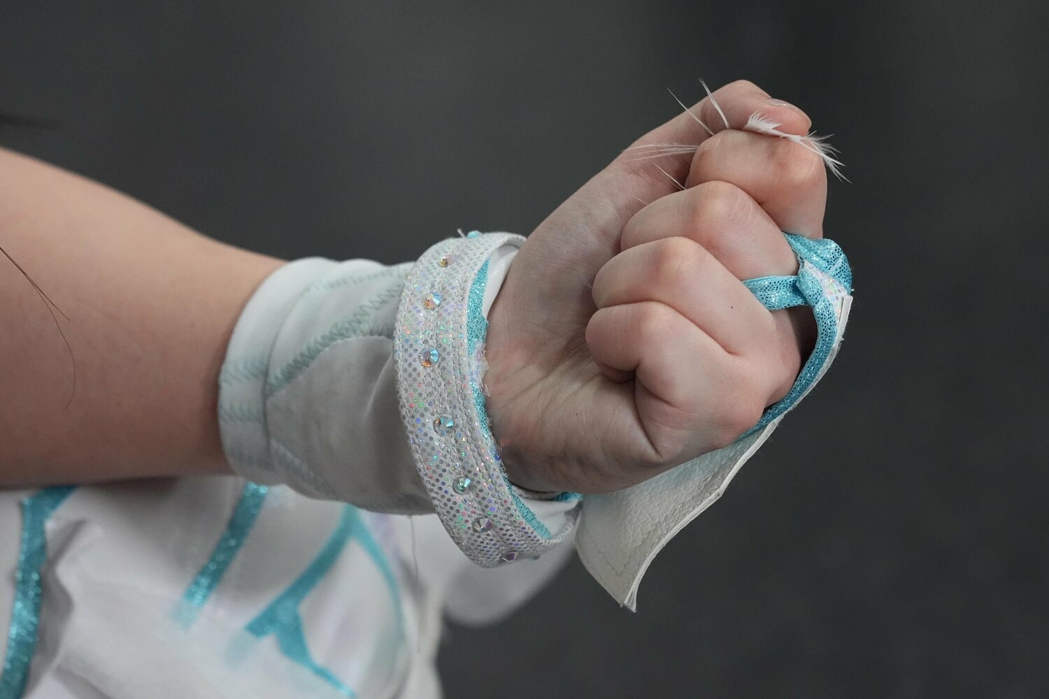 白い羽を握りしめた玖麗さやか　©Essei Hara