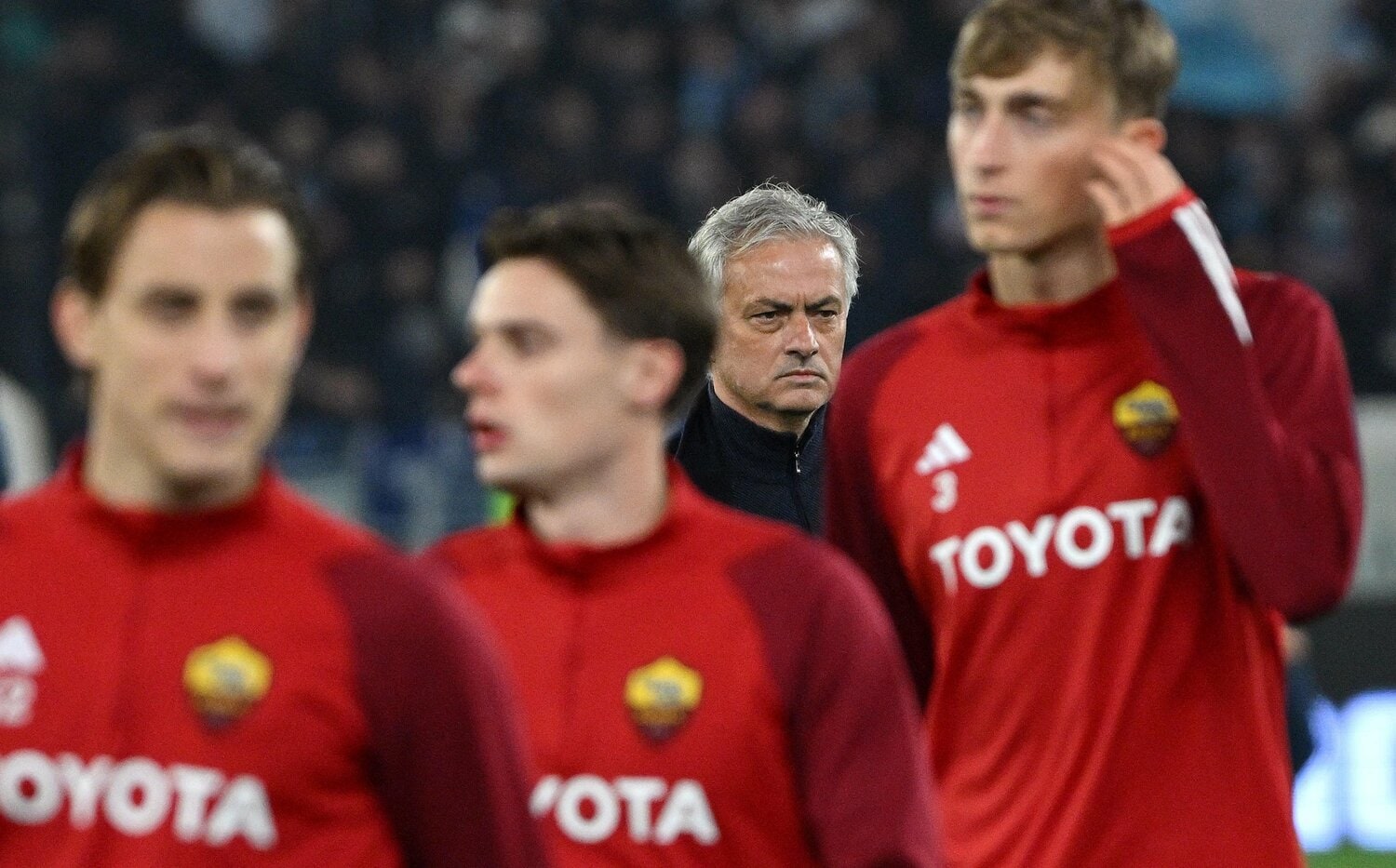 解任のトリガーとなったラツィオ戦前、ローマイレブンを見守るモウリーニョ　©EPA/JIJI PRESS