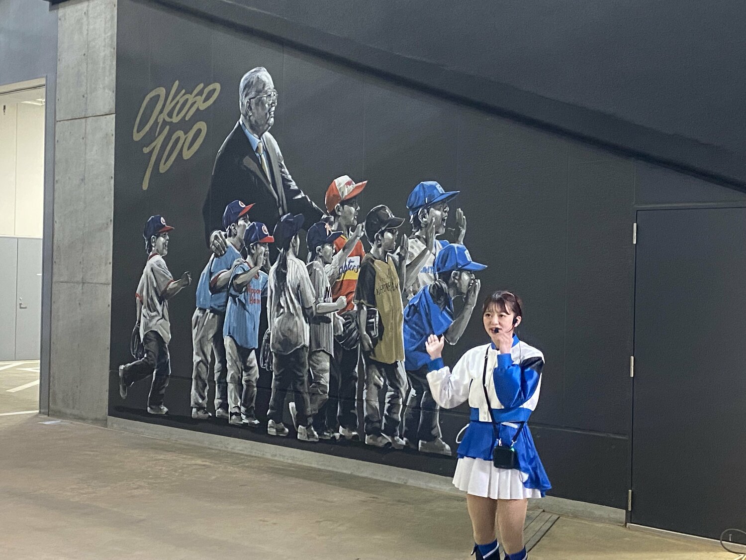 きつねダンスでお馴染みのファイターズガールが案内係を務めてくれた　