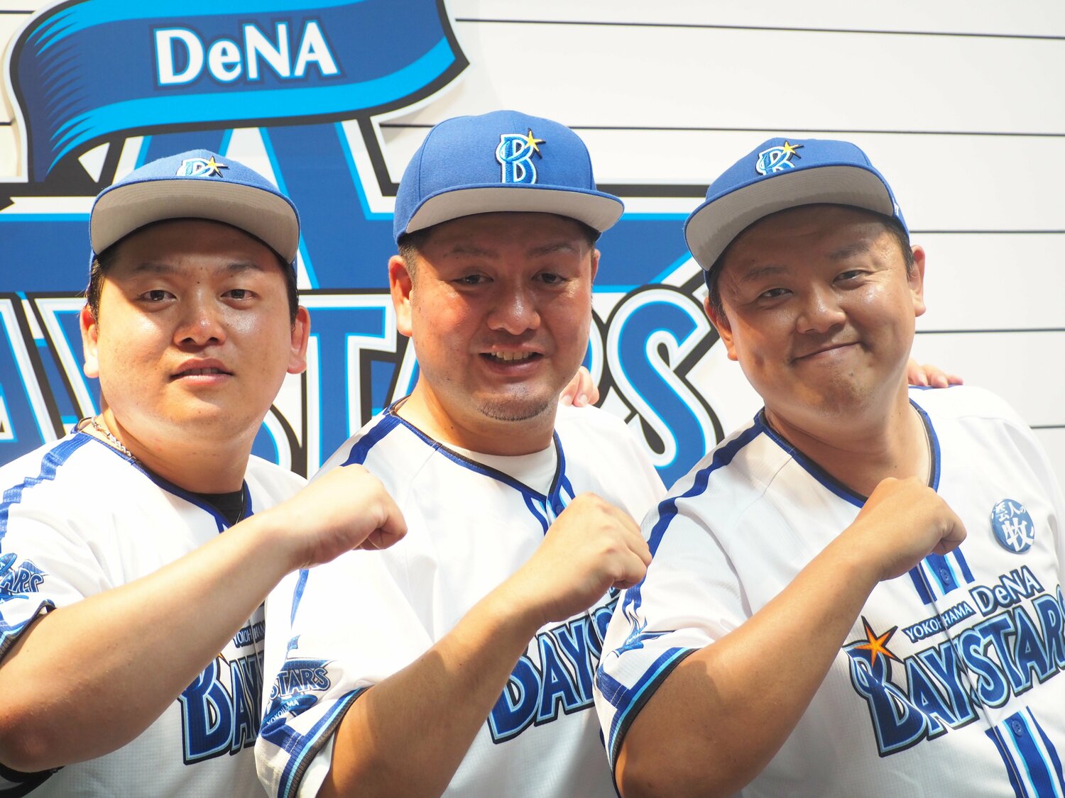 試合後に歓喜のデスターシャポーズを決める（左から）減量する牧さん、群馬のヤンキーの牧さん、芸人の牧さん　©Yu Saito