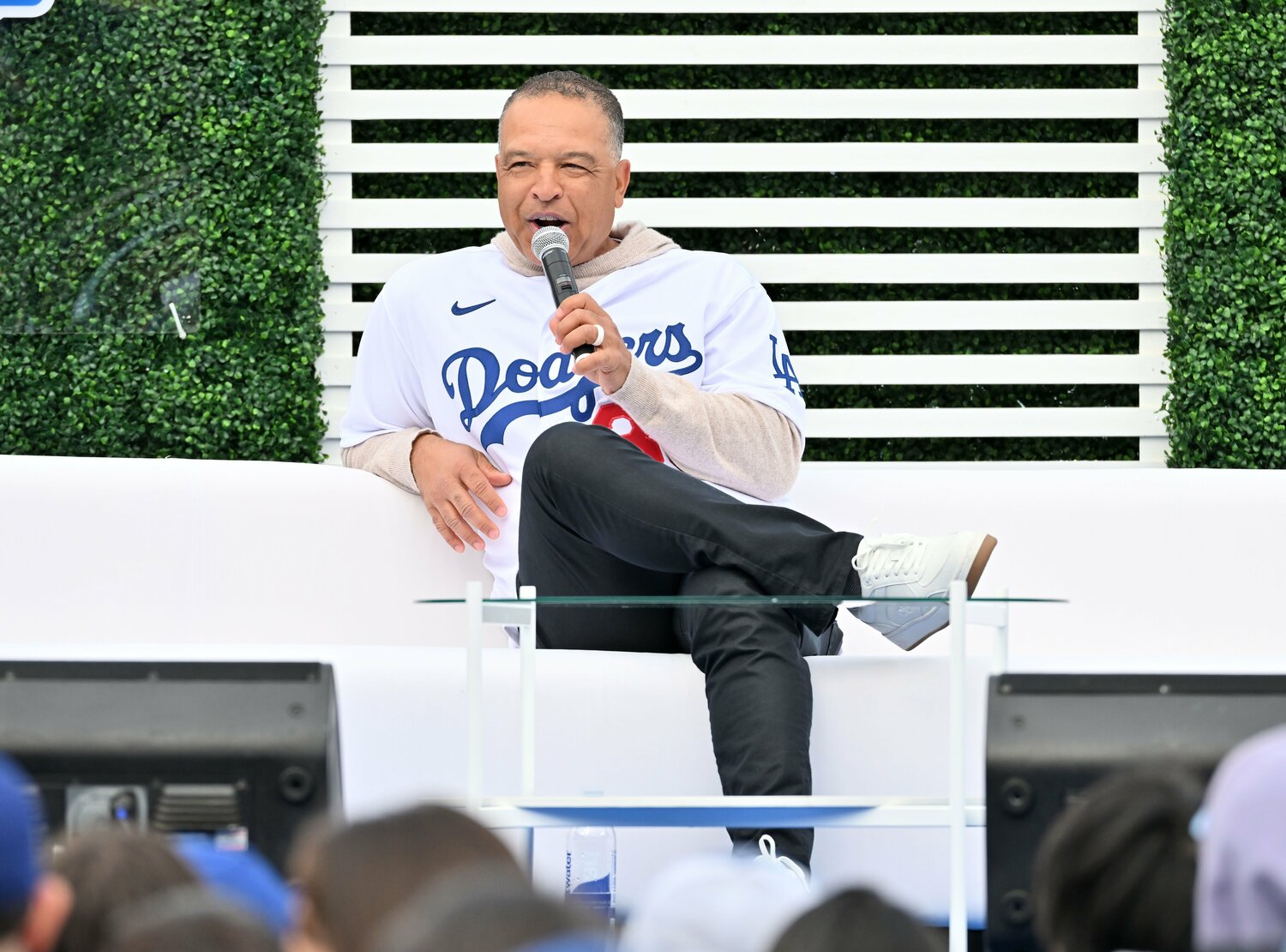 ファンフェスタでの公開質問で会場を沸かせたロバーツ監督 ©JIJI PRESS