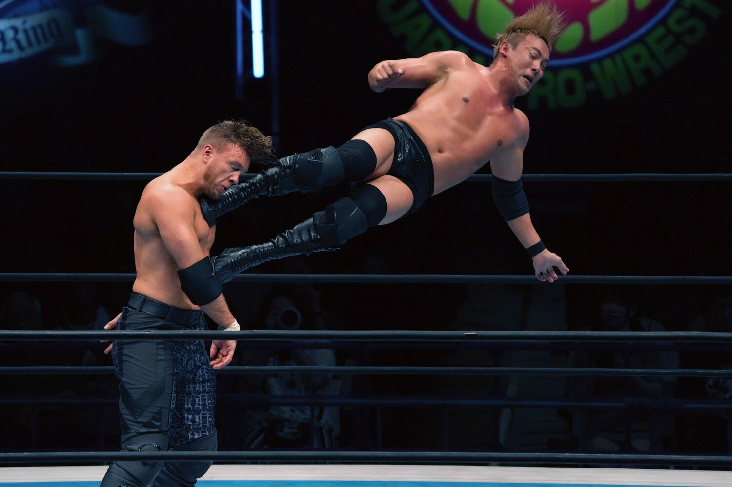 ウィル・オスプレイにドロップキックを放つオカダ・カズチカ