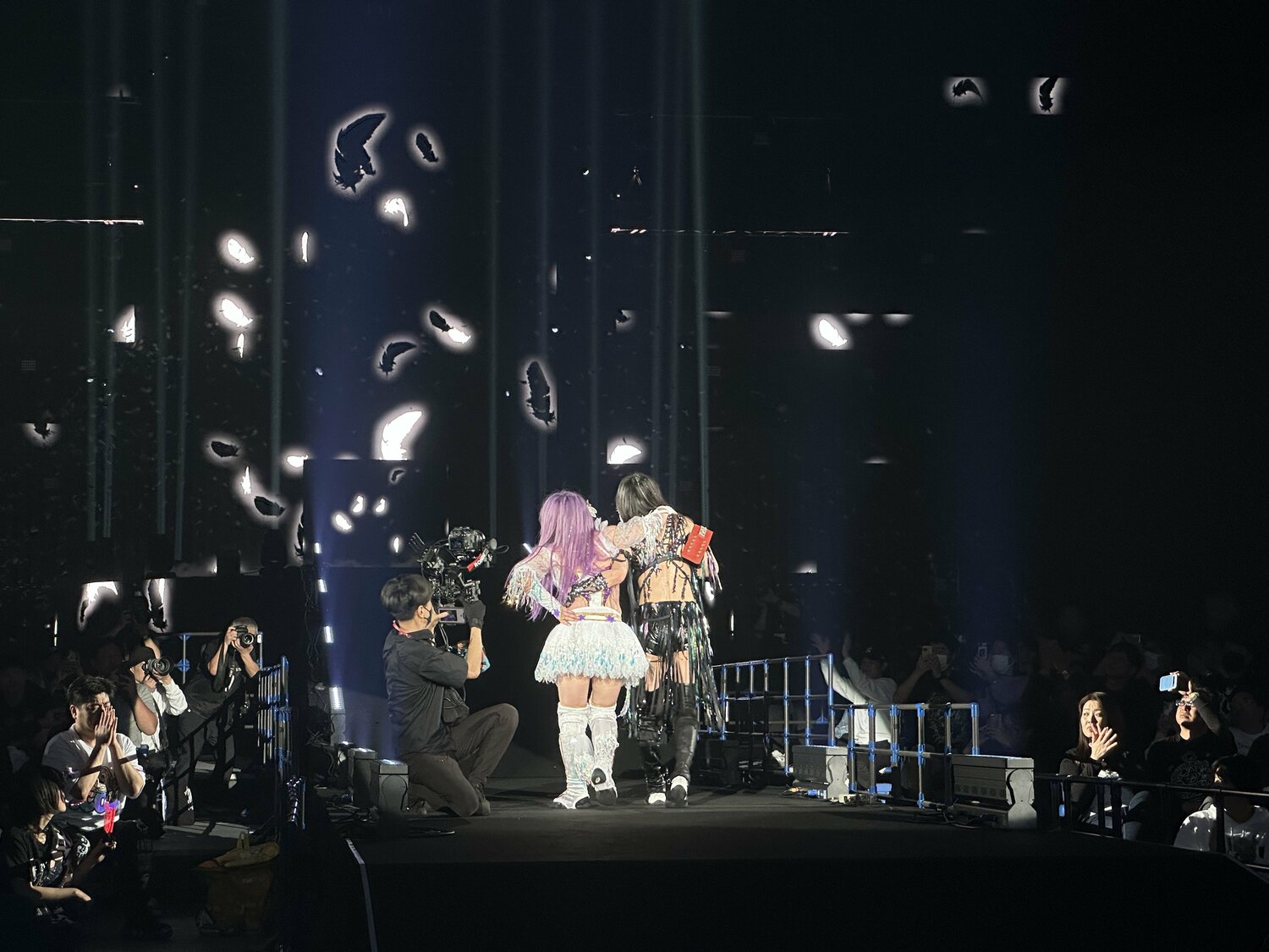 派手な演出はなく、最後に師弟は2人で花道を歩んだ　©Norihiro Hashimoto