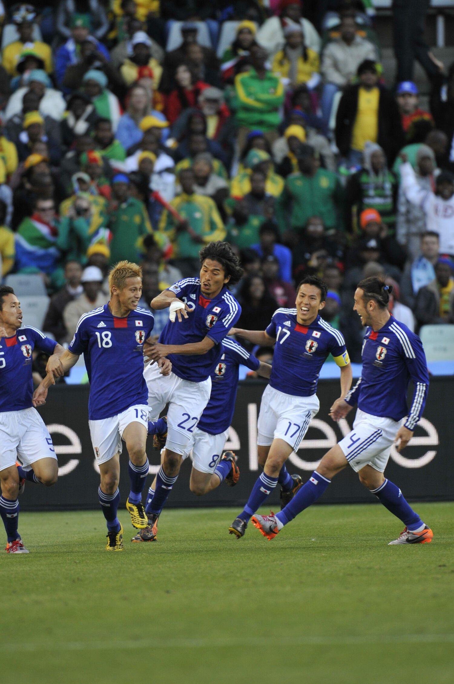 南アフリカW杯のカメルーン戦で先制ゴールを決め喜ぶ本田と飛びつく中澤 ©︎JMPA