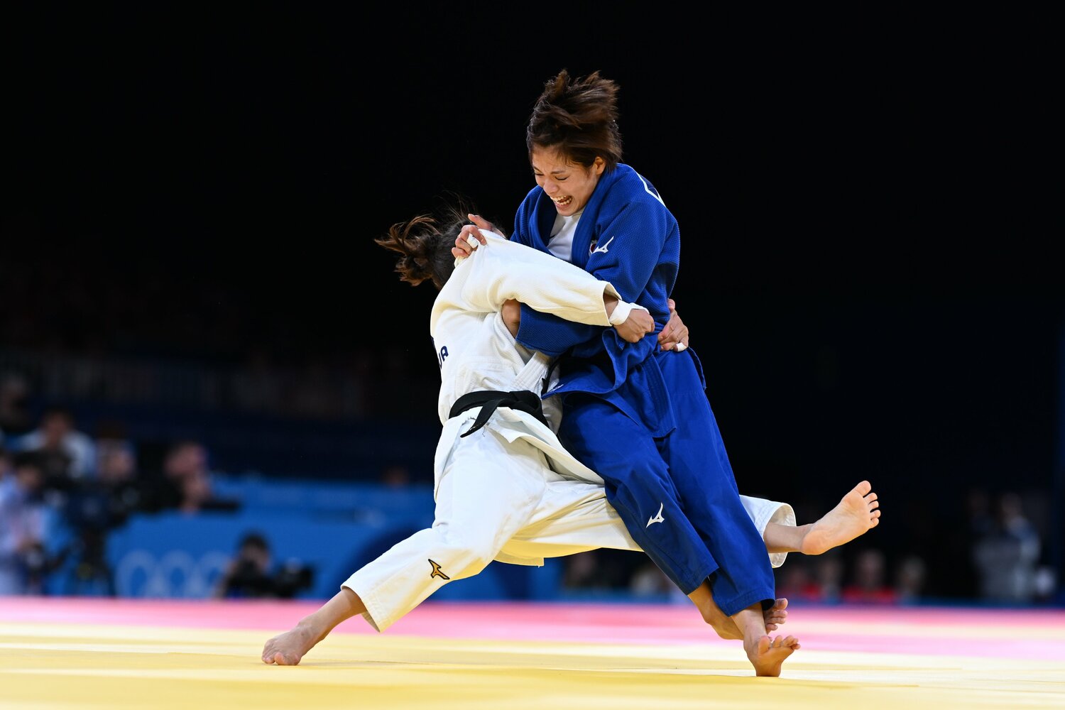 ディヨラ・ケルディヨロワに一本を許した阿部詩（連続写真1/3）©︎Naoya Sanuki/JMPA