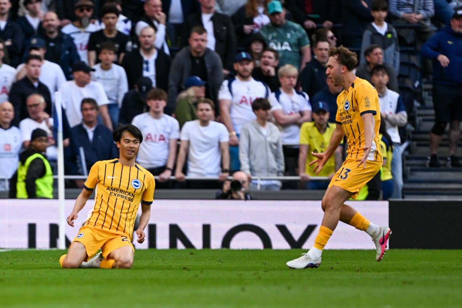 4月18日、トッテナム戦での三笘薫のスーパーゴール【4枚目／全4枚】。セレブレーションで思わずこの表情　©AFLO