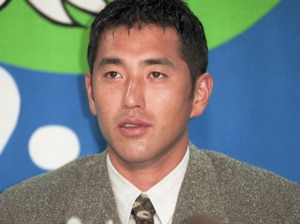 1996年10月27日、FA宣言し記者会見する西武・清原和博（当時29歳）。ここから落合博満も巻き込んだ混乱の1カ月が始まる