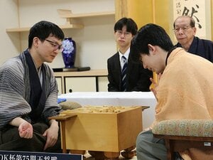 王将戦第7局、藤井聡太王将に惜しくも敗れた永瀬拓矢九段。その後に配信されたYouTubeでは旧知の記者の名前を出した