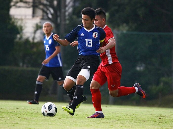 イニエスタへのファウルと負けん気。湘南・齊藤未月はU-19世代の闘将。<Number Web> photograph by Takahito Ando