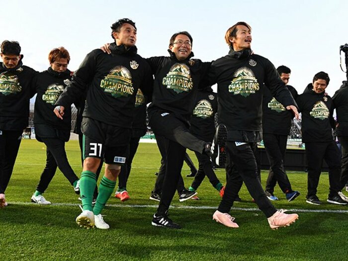 J2優勝でも反町監督はニヒルだった。シャーレ掲揚拒否と松本山雅の未来。＜Number Web＞ photograph by J.LEAGUE