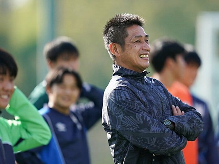 指導の原点は“ピクシーを叱ったベンゲル” 元名古屋GK伊藤裕二56歳が率いる中部大第一の挑戦「僕らが一番弱いんじゃないかな」<Number Web> photograph by Akito Iwamoto