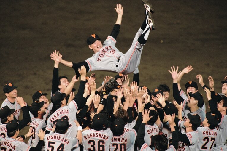 プロ野球史上最高の視聴率48・8％を記録した1994年の巨人対中日「10・8決戦」。巨人が6－3で勝利し、最終戦でセ・リーグ優勝を決めた　©BUNGEISHUNJU