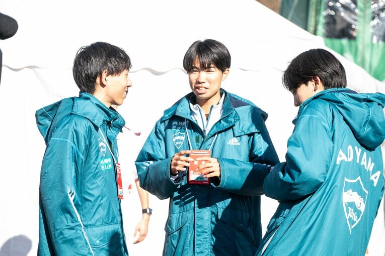 芦ノ湖で若林宏樹の到着を待つ青学大の選手たち　©Nanae Suzuki