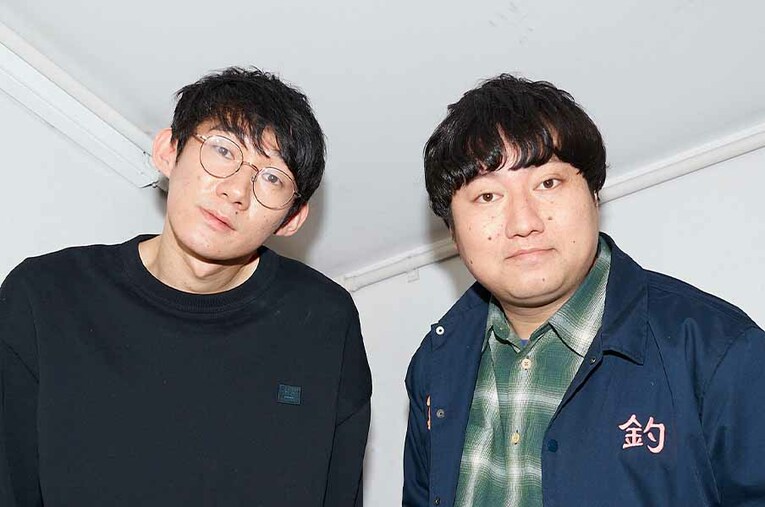 結成13年、2年連続での決勝進出を果たしたロングコートダディ。堂前透（ネタ作り担当、写真左）と兎。吉本興業所属 ／ photograph by Ichisei Hiramatsu