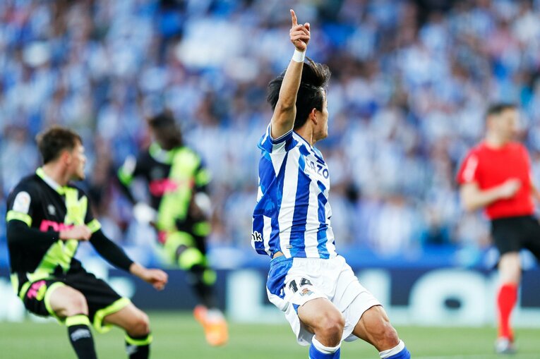 「クボはノルマル（普通）よ」辛口おばあちゃんにバルで遭遇も…カメラマンが撮った久保建英21歳の“軽快ドリブル＋母・祖母のような愛”(79)