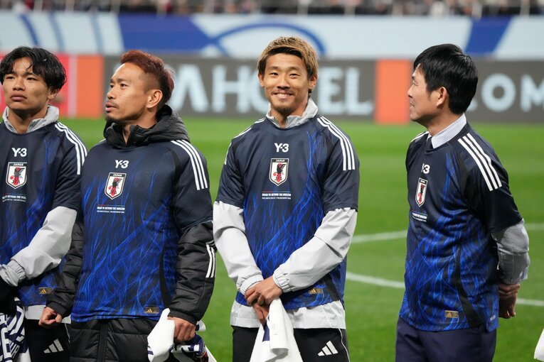 昨年3月20日、バーレーン戦。北中米W杯出場が決定し、喜ぶ森保監督と守田。結果的にこの3月シリーズ以降、守田は招集されていない　©Getty Images