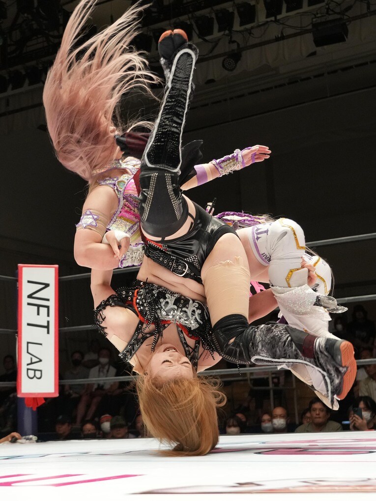 中野たむに得意のテキーラショットを見舞う鈴季すず