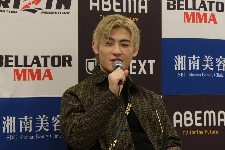 インタビュースペースで質問に答える平本　©Norihiro Hashimoto