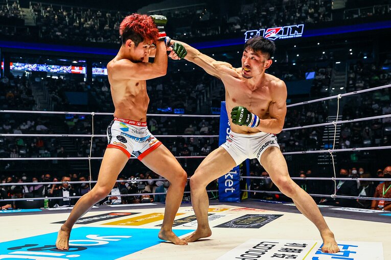 お互いに40代とは思えないグッドシェイプな体でリングに上がり、これぞMMAというスピーディーな攻防を披露。試合後には沖縄のファンから両者に大きな拍手が送られた　©RIZIN FF Susumu Nagao