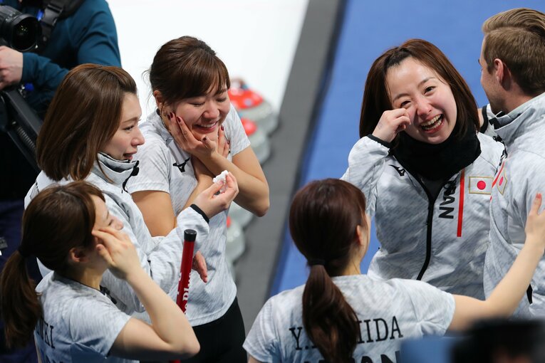 歓喜にわくロコ・ソラーレの面々　©JMPA