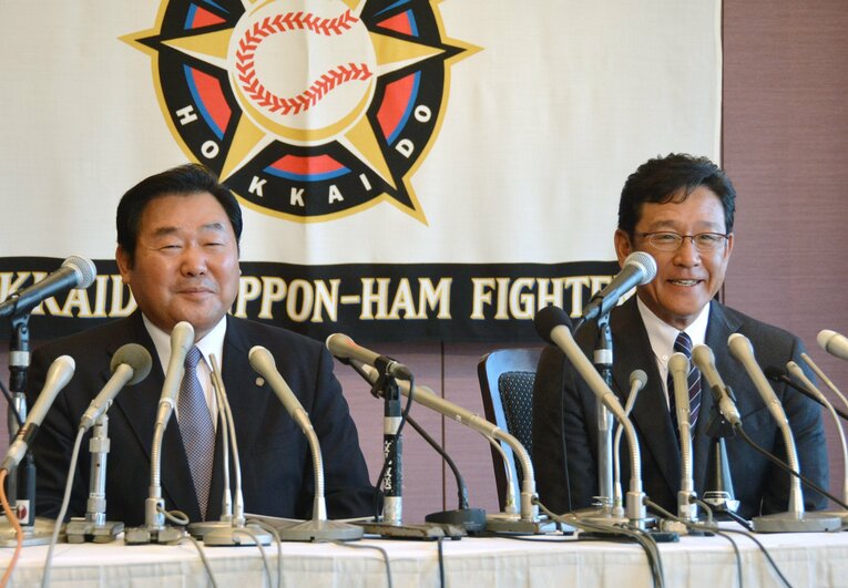 大谷翔平のメジャー挑戦を容認し記者会見を開いた竹田憲宗球団社長（左）と栗山英樹監督（写真は2017年） ©︎JIJI PRESS