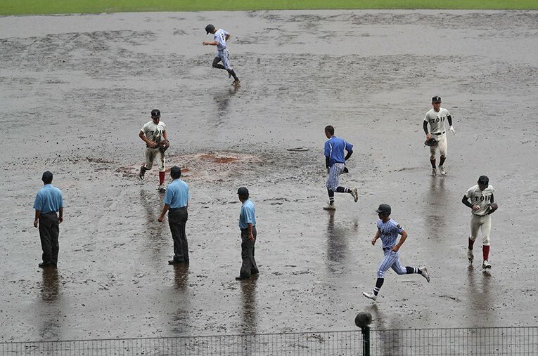 降雨コールドとなった大阪桐蔭vs東海大菅生。今大会の運営について大会本部に質問してみたところ…… ／ photograph by JIJI PRESS