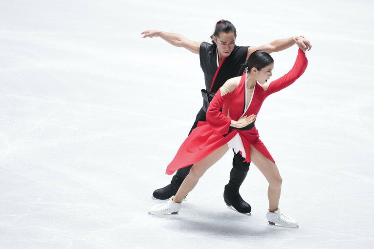 NHK杯SPで演技を行う村元＆高橋