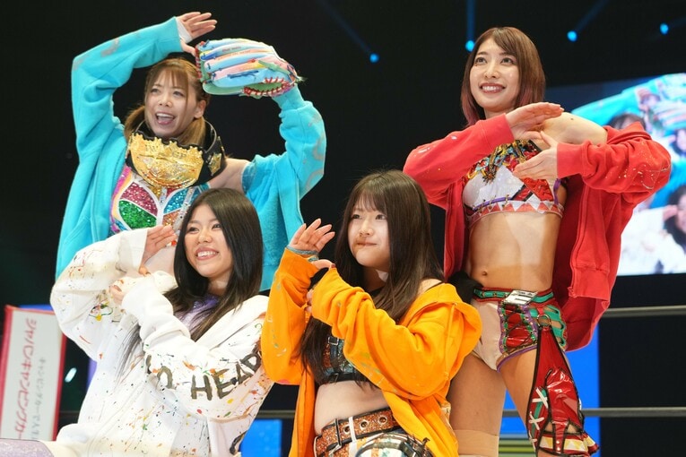 岩谷麻優、葉月、コグマらSTARSのメンバーとタッグを組む向後桃　©Essei Hara