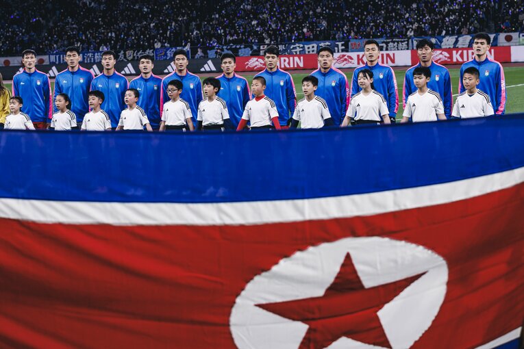 国家を斉唱する北朝鮮イレブン　©Kiichi Matsumoto/JMPA