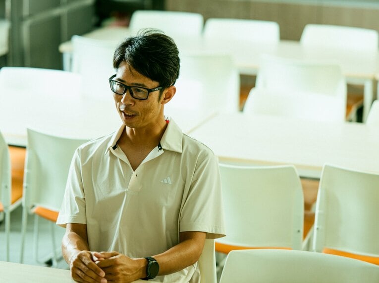 就任後まずは学生の意識改革が必要だったと語る徳本監督　©Ichisei Hiramatsu