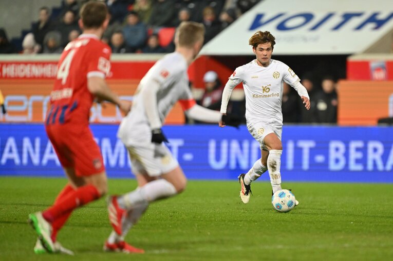 ドイツ・ブンデスリーガで活躍を続ける佐野海舟（24歳）。所属するマインツはCL圏内の3位につけている　©Getty Images