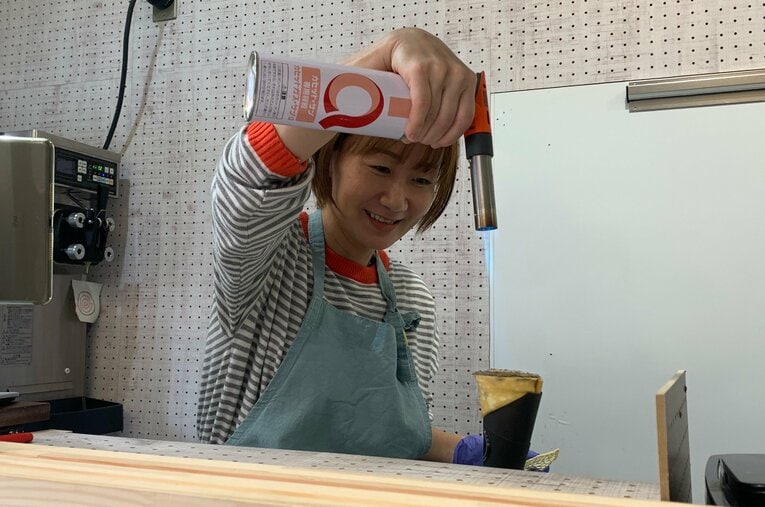 クレープをバーナーで炙る佐野さん（筆者撮影）