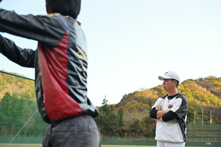 練習を見守る馬淵烈監督　©Hideki Sugiyama