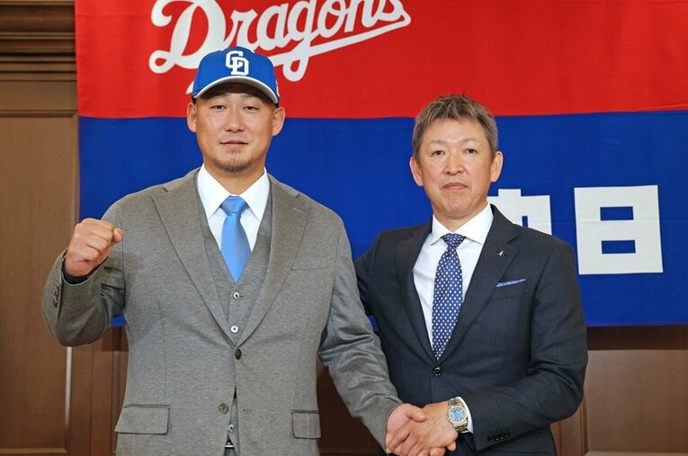 中日に加入した中田翔と立浪和義監督 ／ photograph by JIJI PRESS
